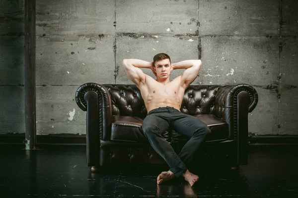 Stúdió portré fiatal szexi férfi testépítő sportoló — Stock Fotó