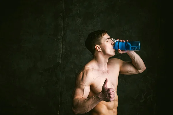 Jonge sexy mannen bodybuilder atleet, studio portret — Stockfoto