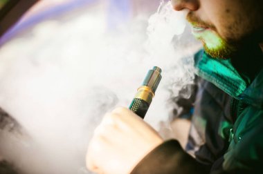Genç vaper adam sakal vaping mekanik mod ile