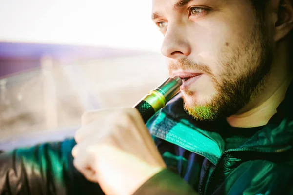 Joven vaper hombre con barba vapeo mod mecánico —  Fotos de Stock