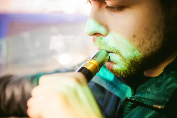 Joven vaper hombre con barba vapeo mod mecánico —  Fotos de Stock