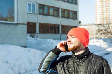 adam duygusal telefonla iletişim kurar