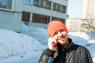 adam duygusal telefonla iletişim kurar