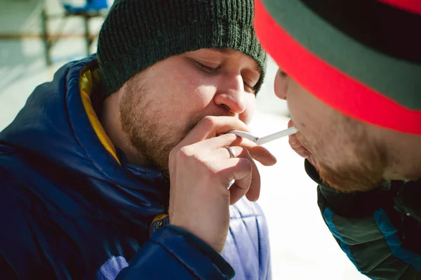 Hombre pidió encender un transeúnte de un cigarrillo, el uso mutuo de los fumadores en la calle —  Fotos de Stock