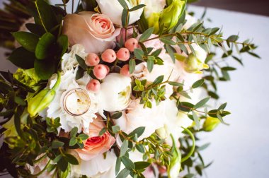 Bir klasik altın alyans gelin ve damat beyaz bir tablo ile bir güzel düğün buket çiçek gelin fotoğraf resim