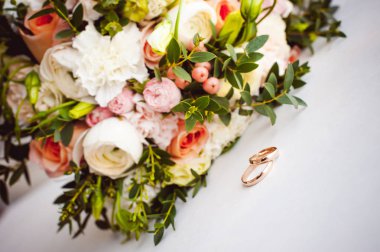 Gelin ve damat, altın yüzük düğün bir klasik fotoğraf resim