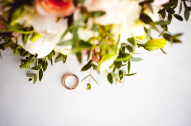 Bir klasik altın alyans gelin ve damat beyaz bir tablo ile bir güzel düğün buket çiçek gelin fotoğraf resim