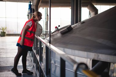 Bira ve fabrika kadın işçi. elbise, gıda üretimi, Denetim Yönetimi kontrol ekipmanları üretim için arka plan satırındaki ayakta içinde kadın portre