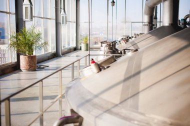 Bira üretim hattı. Aşamalı üretim bitmiş gıda ürünleri şişeleme donatımı. Metal yapılar, boru ve tank girişim Fabrikası'nda. İçinde sınai bina içinde Yangın önleyici donatım