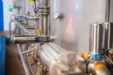 Bira üretim hattı. Aşamalı üretim bitmiş gıda ürünleri şişeleme donatımı. Metal yapılar, boru ve tank girişim Fabrikası'nda. İçinde sınai bina içinde Yangın önleyici donatım