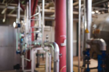 Bira üretim hattı. Aşamalı üretim bitmiş gıda ürünleri şişeleme donatımı. Metal yapılar, boru ve tank girişim Fabrikası'nda. İçinde sınai bina içinde Yangın önleyici donatım