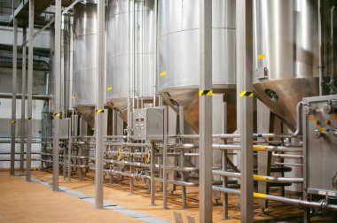 Bira üretim hattı. Aşamalı üretim bitmiş gıda ürünleri şişeleme donatımı. Metal yapılar, boru ve tank girişim Fabrikası'nda. İçinde sınai bina içinde Yangın önleyici donatım