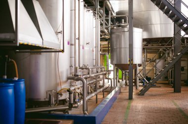 Bira üretim hattı. Aşamalı üretim bitmiş gıda ürünleri şişeleme donatımı. Metal yapılar, boru ve tank girişim Fabrikası'nda. İçinde sınai bina içinde Yangın önleyici donatım