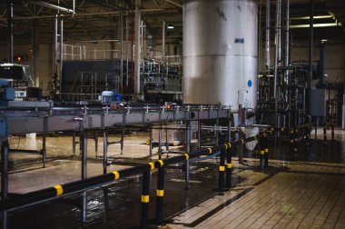 Bira üretim hattı. Aşamalı üretim bitmiş gıda ürünleri şişeleme donatımı. Metal yapılar, boru ve tank girişim Fabrikası'nda. İçinde sınai bina içinde Yangın önleyici donatım