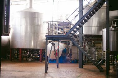 Bira üretim hattı. Aşamalı üretim bitmiş gıda ürünleri şişeleme donatımı. Metal yapılar, boru ve tank girişim Fabrikası'nda. İçinde sınai bina içinde Yangın önleyici donatım