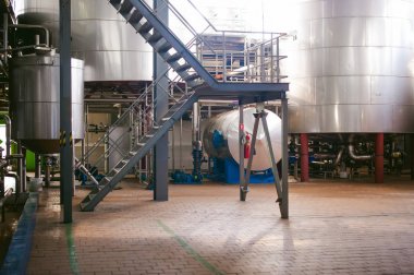 Bira üretim hattı. Aşamalı üretim bitmiş gıda ürünleri şişeleme donatımı. Metal yapılar, boru ve tank girişim Fabrikası'nda. İçinde sınai bina içinde Yangın önleyici donatım