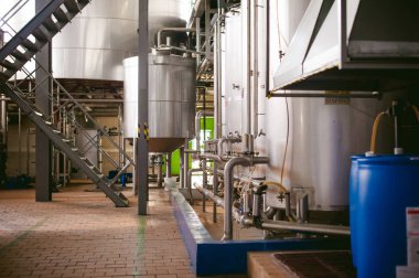 Bira üretim hattı. Aşamalı üretim bitmiş gıda ürünleri şişeleme donatımı. Metal yapılar, boru ve tank girişim Fabrikası'nda. İçinde sınai bina içinde Yangın önleyici donatım