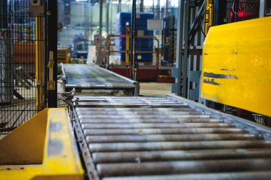 Bira üretim hattı. Aşamalı üretim ve şişeleme bitmiş ürün için donatım. Fabrikada özel endüstriyel teknolojik cihaz