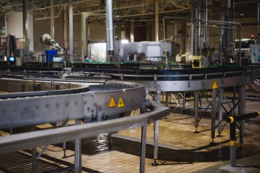 Bira üretim hattı. Aşamalı üretim ve şişeleme bitmiş ürün için donatım. Fabrikada özel endüstriyel teknolojik cihaz