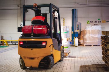 Tulum ambar çalışanı kıyafet, sürücü Reachtruck lojistik günü çalışma meşgul ile bira fıçıları fabrikasında bira üretiminin satırındaki yükleyici paletler üzerinde hareket. insan emeği imalat