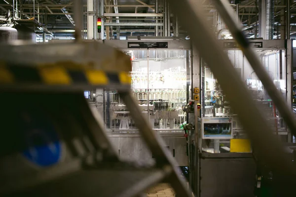 Beer production line. Equipment for the staged production and bottling of the finished product. Special industrial technological device at the factory — Stock Photo, Image