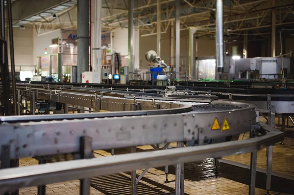 Bierproduktionslinie. Ausrüstung für die inszenierte Produktion und Abfüllung des fertigen Produkts. spezielles industrielles technologisches Gerät in der Fabrik — Stockfoto