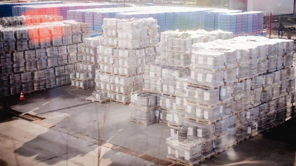 Interior warehouse. pallets with bottles stand in rows stock — Stock Photo, Image