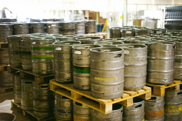 Barriles de cerveza. muchos barril de cerveza de metal de pie en filas en un almacén —  Fotos de Stock