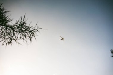 Uçan gökyüzü düzlemde. Göbek düzlem gökyüzü arka plan