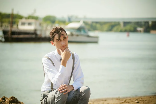 Joven flaco, elegantemente vestido con estilo en camisa blanca, pantalones con tirantes y pajarita — Foto de Stock