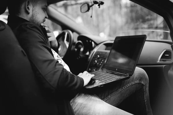 Професійний чоловік з ноутбуком в системі управління налаштуванням автомобілів, оновлення програмного забезпечення — стокове фото