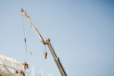 adam tulum Builder üzerinde yükseklik giderir. Montaj, yenileme irtifada gökyüzü inşaat Vinci karşı açık havada metal yapı ile çalışır