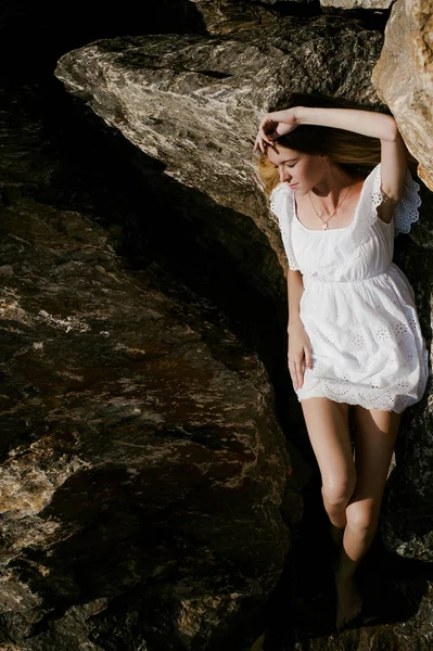 Retrato de mujer delgada sobre piedras cerca del mar — Foto de Stock