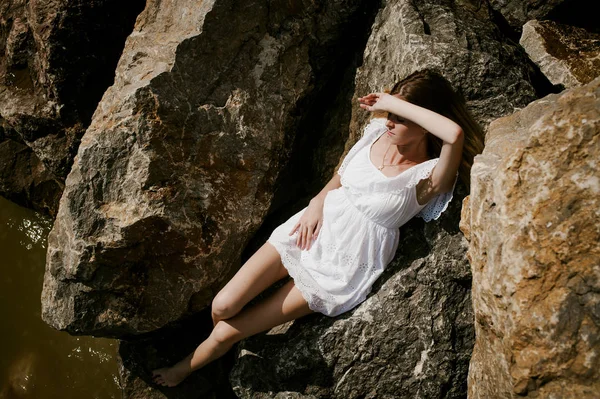 Kövek a tenger közelében a karcsú nő portréja — Stock Fotó