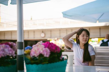 Şirin Asyalı genç kadın yaz kafe açık havada