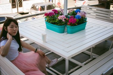 Şirin Asyalı genç kadın yaz kafe açık havada