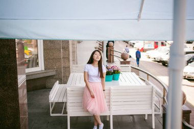 Şirin Asyalı genç kadın yaz kafe açık havada