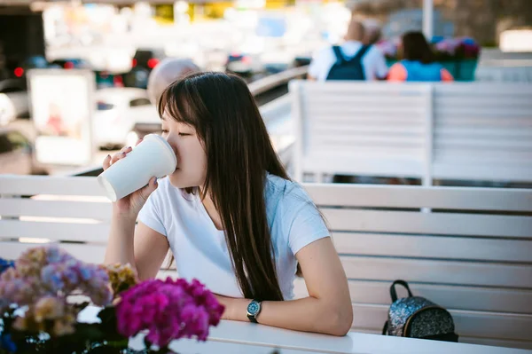 Милая азиатская молодая женщина в летнем кафе на открытом воздухе — стоковое фото