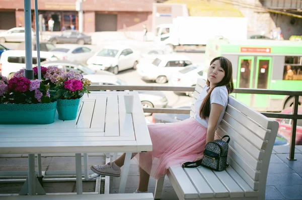 Bonito ásia jovem mulher no verão café ao ar livre menina Em T-shirt branca, com cabelos longos em luz simples interior acolhedor do restaurante Estilo urbano — Fotografia de Stock