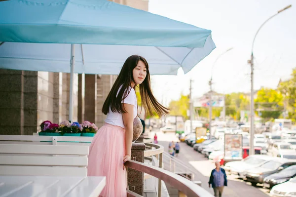 여름 카페 야외에서 귀여운 아시아 젊은 여자. 레스토랑 도시 스타일의 간단한 빛 아늑한 인테리어에 긴 머리를 가진 백색 t-셔츠, 여자 — 스톡 사진
