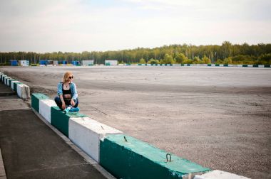 giyimli genç ince kadın mavi ekose desenli gömlek güneş gözlüğü