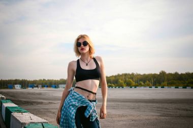 giyimli genç ince kadın mavi ekose desenli gömlek güneş gözlüğü