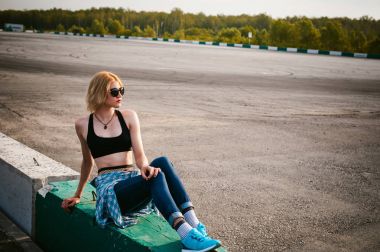 giyimli genç ince kadın mavi ekose desenli gömlek güneş gözlüğü