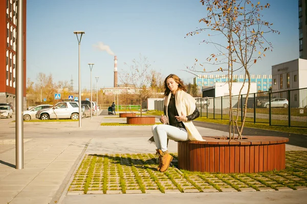 Retrato de una mujer joven caminando al aire libre en la cálida tarde de otoño — Foto de Stock