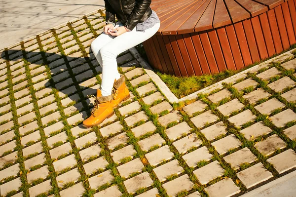 Porträt einer jungen Frau, die an einem warmen Herbstnachmittag im Freien spaziert — Stockfoto