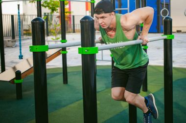 Yakışıklı seksi erkek vücut geliştirmeci sporcu adam. Sağlıklı yaşam konsepti. Vücudun fiziksel hazırlık