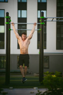 Yakışıklı seksi erkek vücut geliştirmeci sporcu adam. Sağlıklı yaşam konsepti. Vücudun fiziksel hazırlık