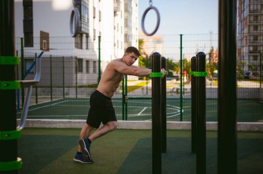 Yakışıklı seksi erkek vücut geliştirmeci sporcu adam. Sağlıklı yaşam konsepti. Vücudun fiziksel hazırlık