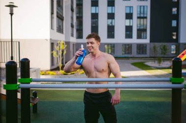 Yakışıklı seksi erkek vücut geliştirmeci sporcu adam. Sağlıklı yaşam konsepti. Vücudun fiziksel hazırlık