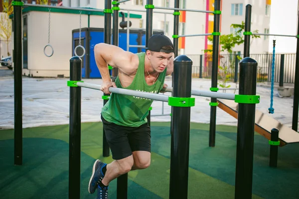 Güneşli sabah açık havada spor tesislerinde CrossFit egzersiz yapan yakışıklı seksi erkek vücut geliştirmeci atlet erkek. Sağlıklı yaşam konsepti.